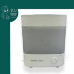 دستگاه استریل فیلیپس اونت، راه‌حلی نوین برای بهداشت کودک شماست. این دستگاه استریل قدرتمند و کارآمد، تمامی نیازهای استریل‌سازی را برطرف می‌کند. سیسمونی بی‌بی تو مفتخر است این محصول باکیفیت را ارائه دهد. این دستگاه اونت به شما کمک می‌کند تا با خیالی آسوده از سلامت دلبندتان مطمئن شوید. ویژگی‌های منحصربه‌فرد استریل‌کننده سریع در ۱۰ دقیقه با خاموش‌شوندگی خودکار استریل مؤثر با بخار طبیعی بدون نیاز به مواد شیمیایی از بین برنده ۹۹.۹% میکروب‌ها حفظ حالت استریل تا ۲۴ ساعت در صورت بسته ماندن درب طراحی انعطاف‌پذیر با قابلیت تنظیم در ۳ حجم مختلف سازگار با تمامی برندهای مجاز لوازم سیسمونی و قابلیت استریل همزمان ۶ شیشه شیر