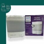 دستگاه استریل فیلیپس اونت، راه‌حلی نوین برای بهداشت کودک شماست. این دستگاه استریل قدرتمند و کارآمد، تمامی نیازهای استریل‌سازی را برطرف می‌کند. سیسمونی بی‌بی تو مفتخر است این محصول باکیفیت را ارائه دهد. این دستگاه اونت به شما کمک می‌کند تا با خیالی آسوده از سلامت دلبندتان مطمئن شوید. ویژگی‌های منحصربه‌فرد استریل‌کننده سریع در ۱۰ دقیقه با خاموش‌شوندگی خودکار استریل مؤثر با بخار طبیعی بدون نیاز به مواد شیمیایی از بین برنده ۹۹.۹% میکروب‌ها حفظ حالت استریل تا ۲۴ ساعت در صورت بسته ماندن درب طراحی انعطاف‌پذیر با قابلیت تنظیم در ۳ حجم مختلف سازگار با تمامی برندهای مجاز لوازم سیسمونی و قابلیت استریل همزمان ۶ شیشه شیر